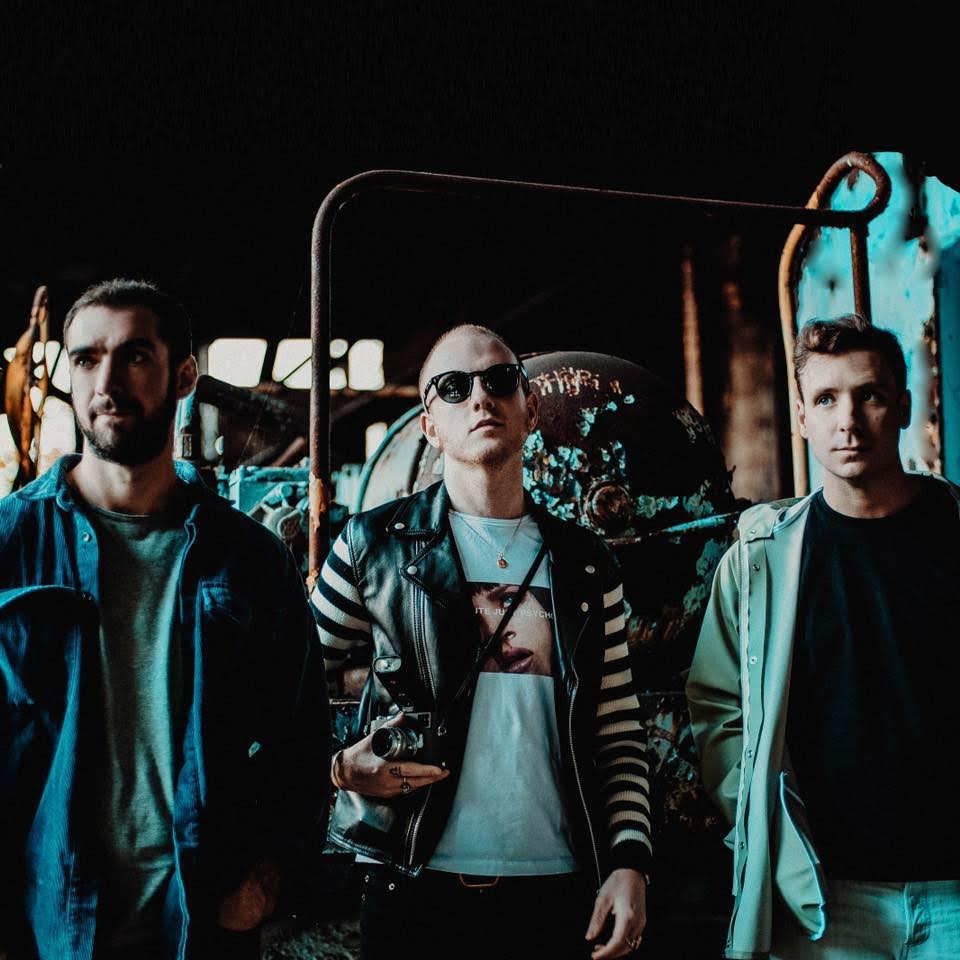 Two Door Cinema Club comes live to Italy with two dates in Gardone Riviera (BS) and Rome, to celebrate the 15th anniversary of their debut album "TOURIST HISTORY".)